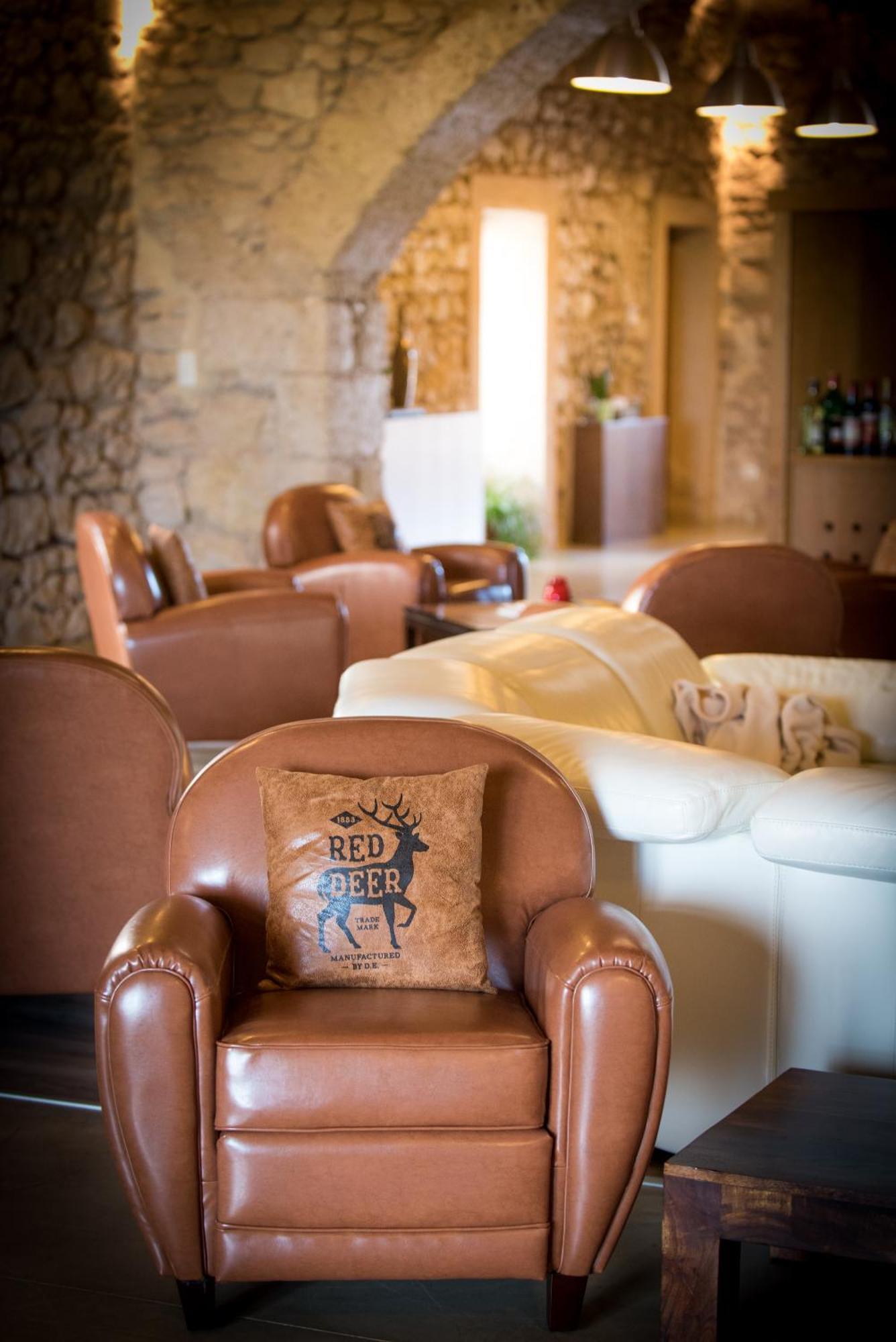 Le Relais De Pigasse Hotel Ouveillan ภายนอก รูปภาพ